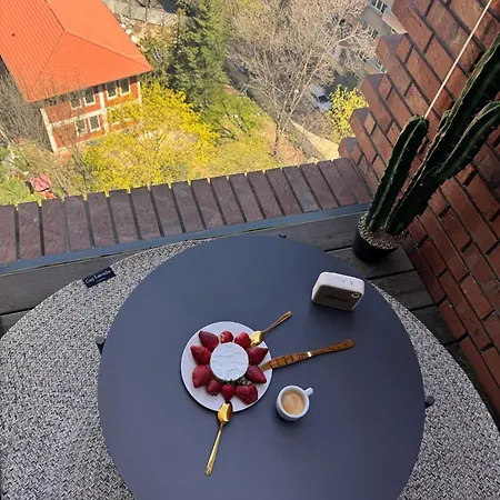 Rooftop Red Apple Apartment